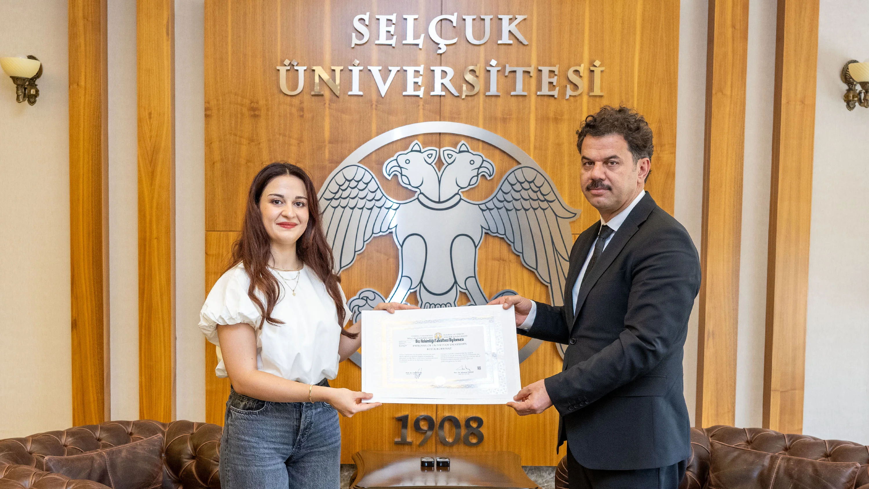 Selçuk Üniversitesinin 500 bininci mezunu, diplomasını Rektör Yılmaz’dan aldı